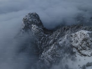 구름에 둘러싸인 눈 덮인 산