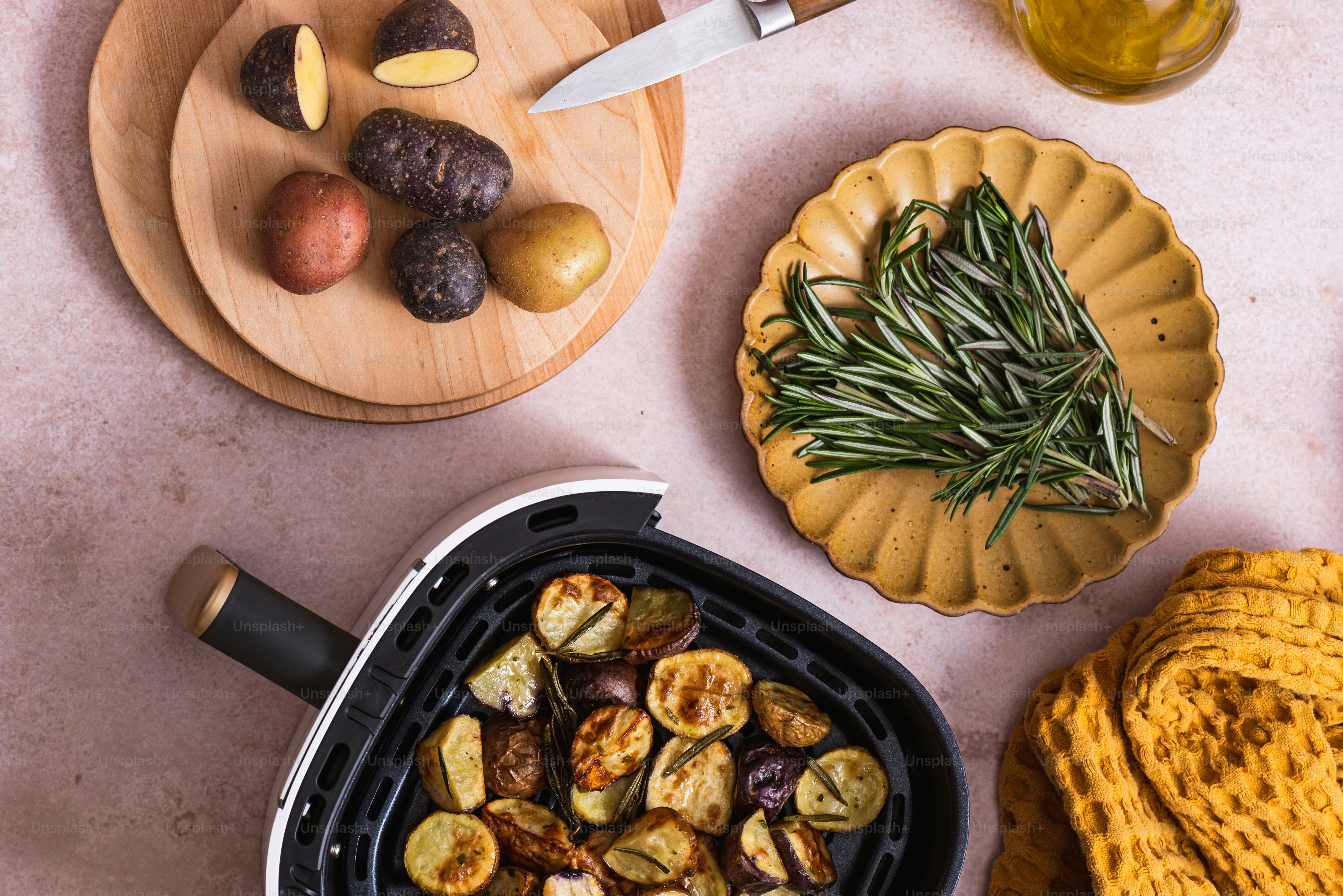 Ein Tisch mit verschiedenen Arten von Speisen