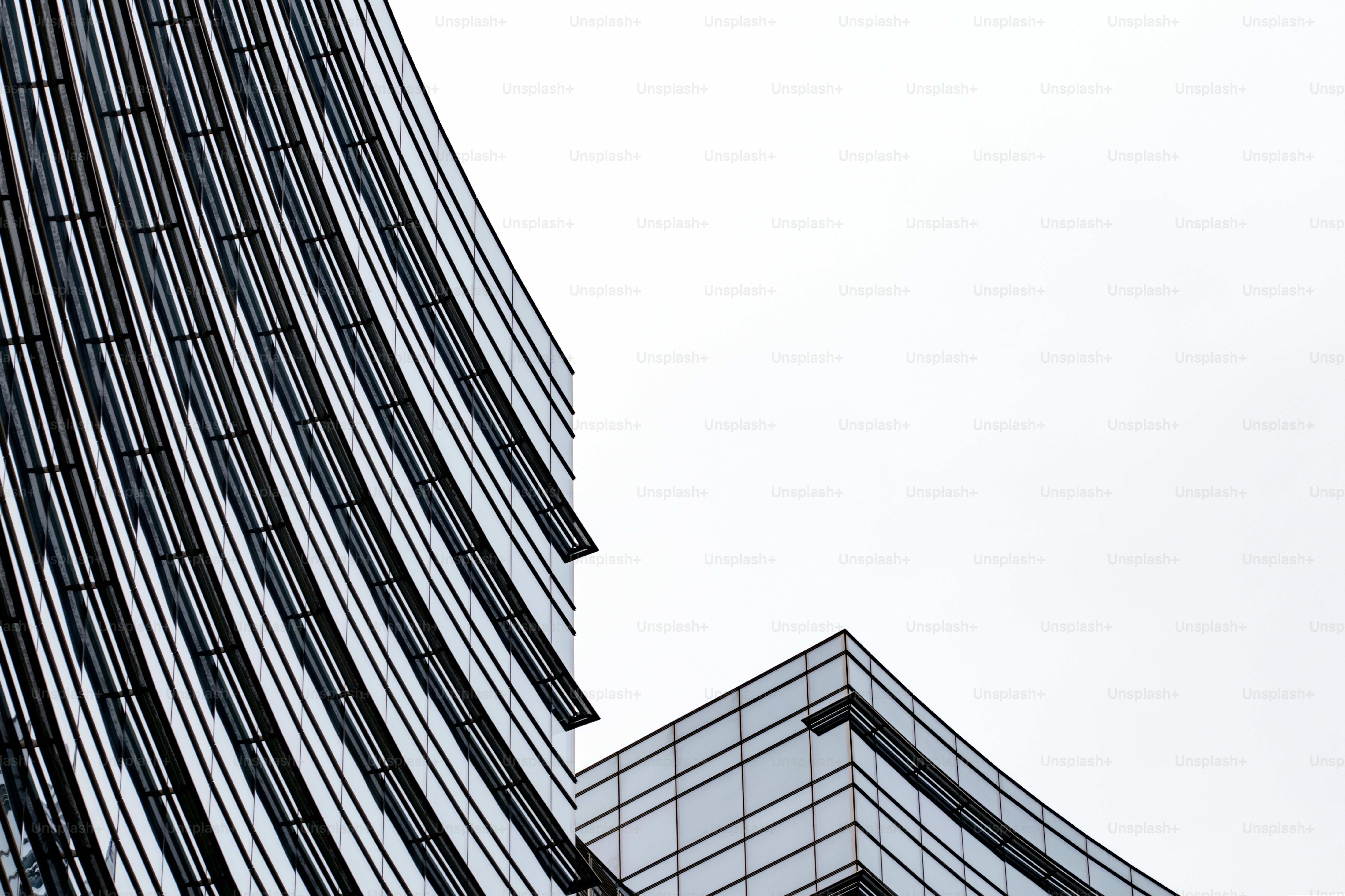 um edifício muito alto ao lado de um edifício muito alto
