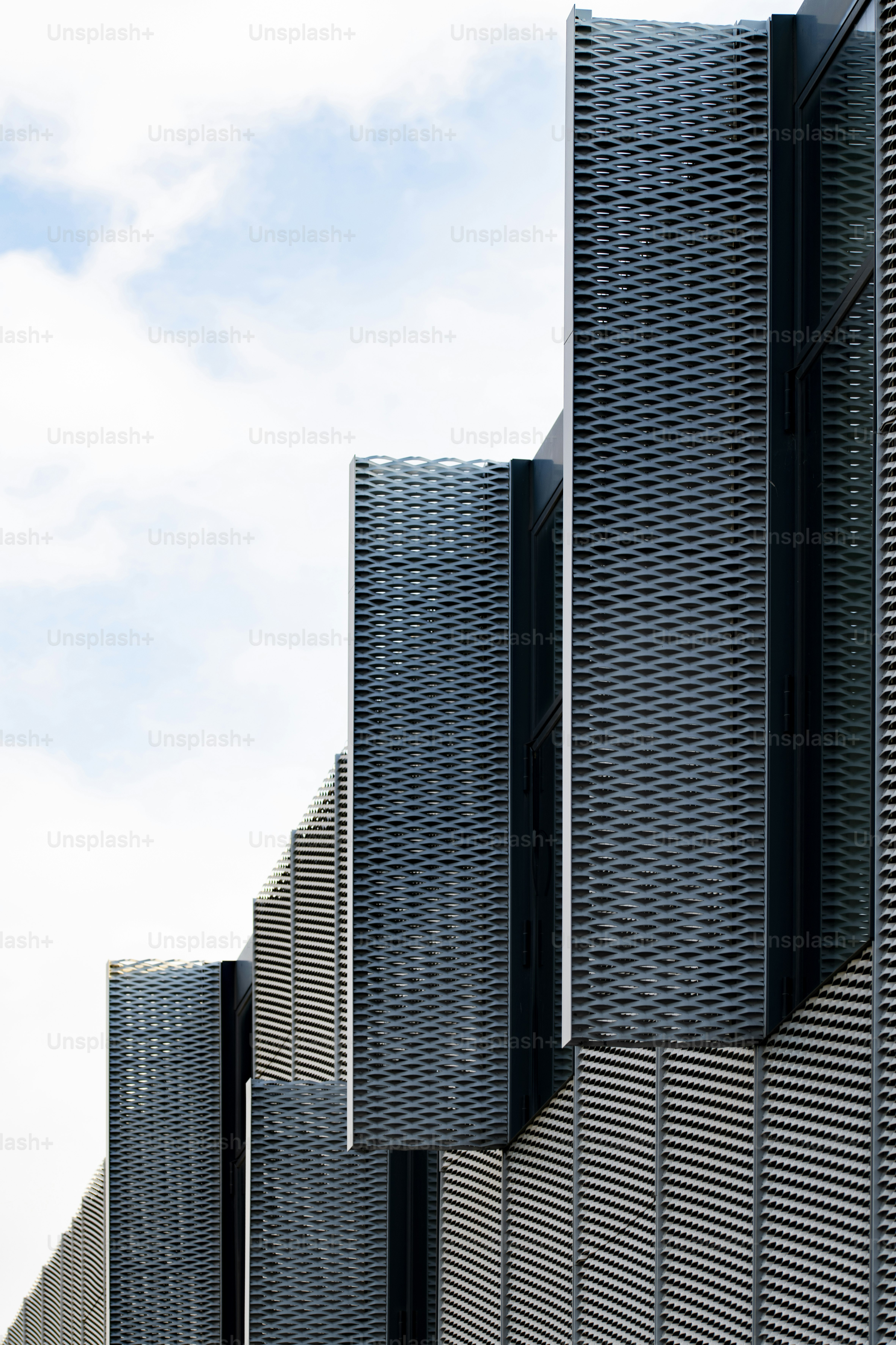 ein hohes Gebäude mit einer Uhr an der Seite