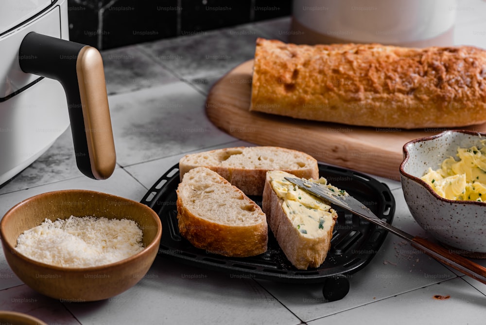 una mesa cubierta con pan y cuencos de comida
