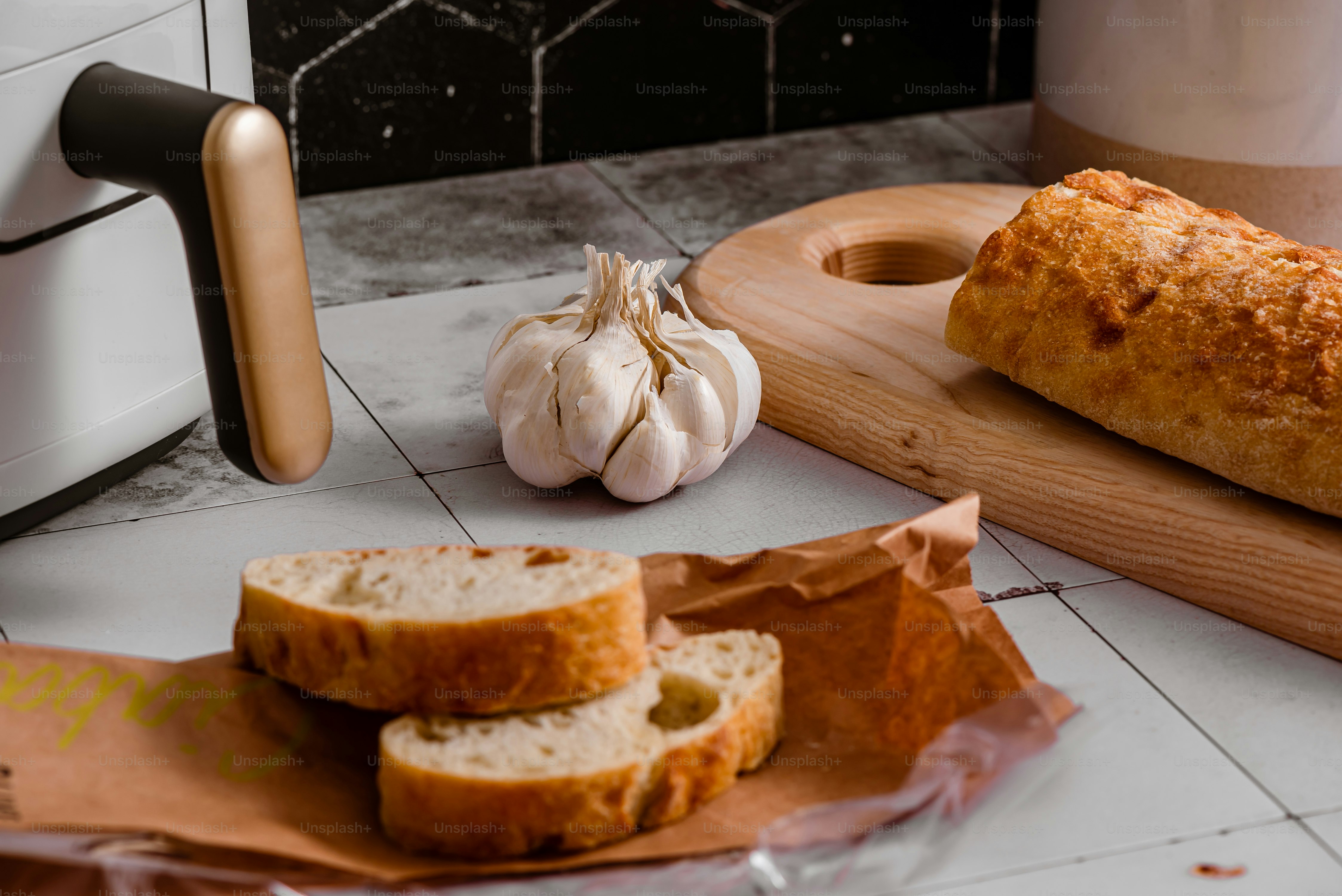 una pagnotta di pane seduta sopra un tagliere di legno