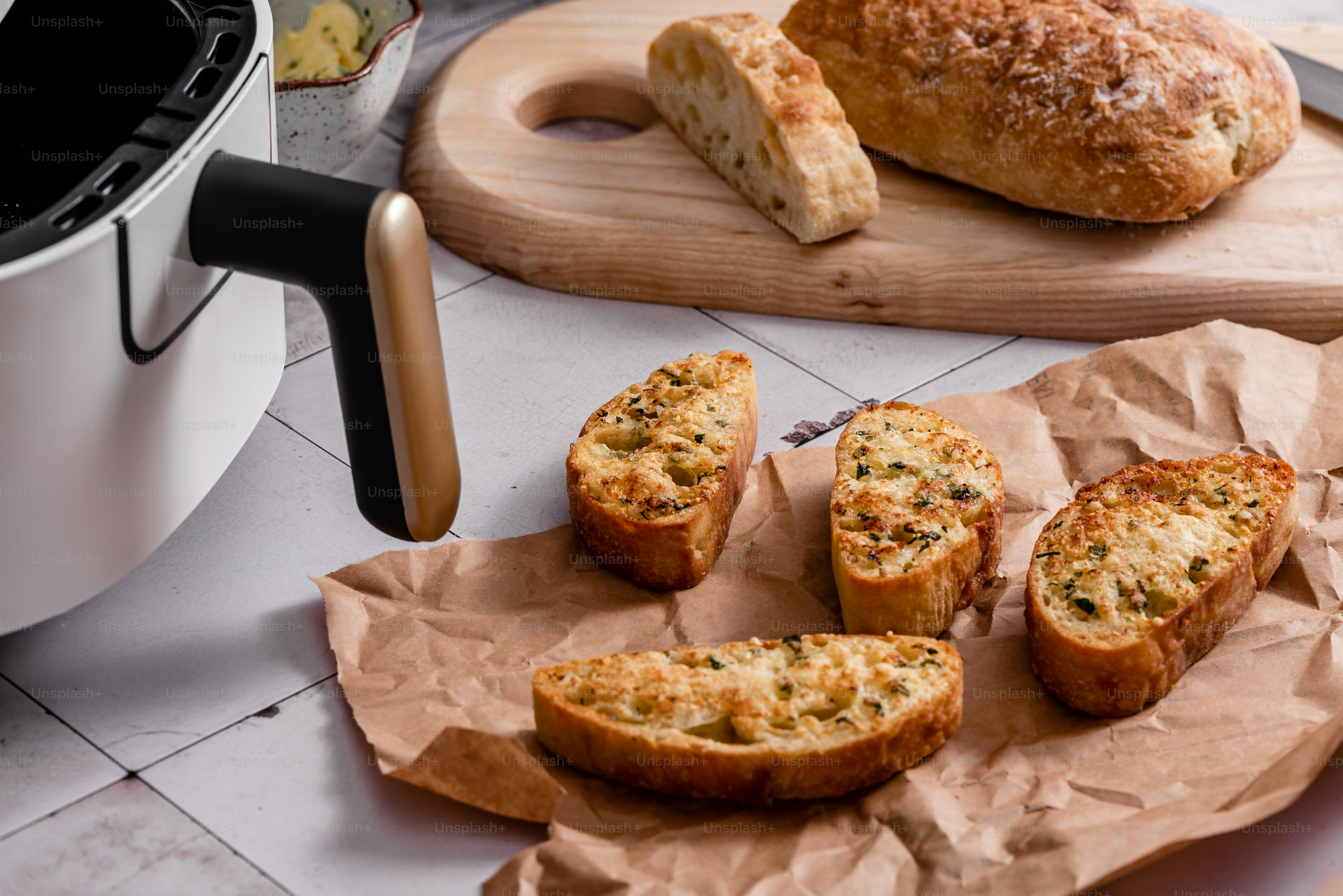 un tavolo imbandito di pane accanto a una pentola di coccio