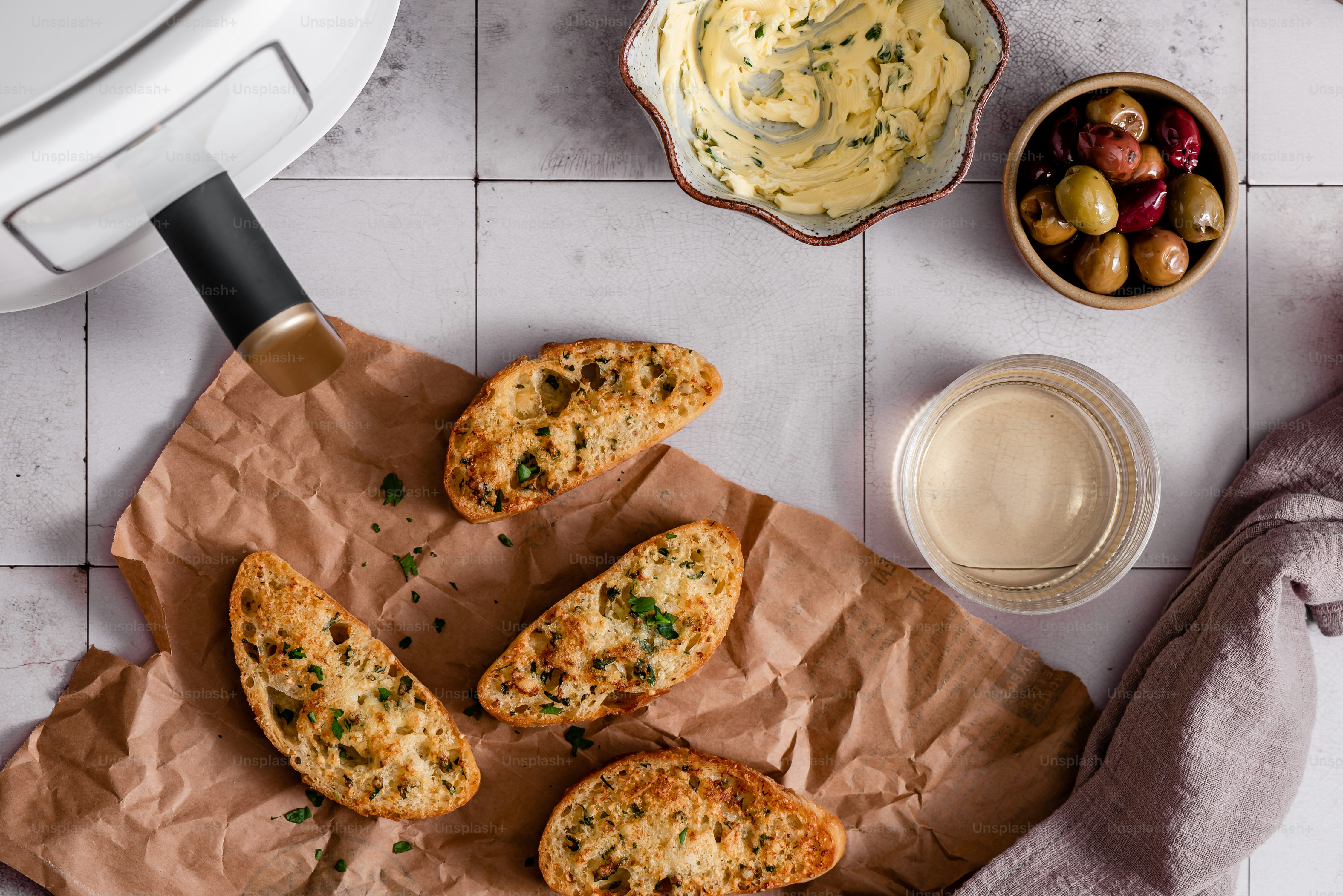 un tavolo imbandito con pane e una ciotola di salsa
