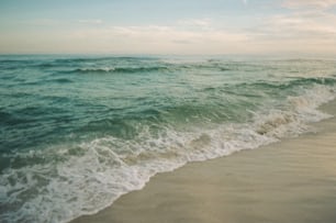 una spiaggia con le onde che arrivano a riva
