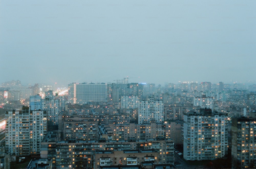 une vue d’une ville la nuit du haut d’un immeuble