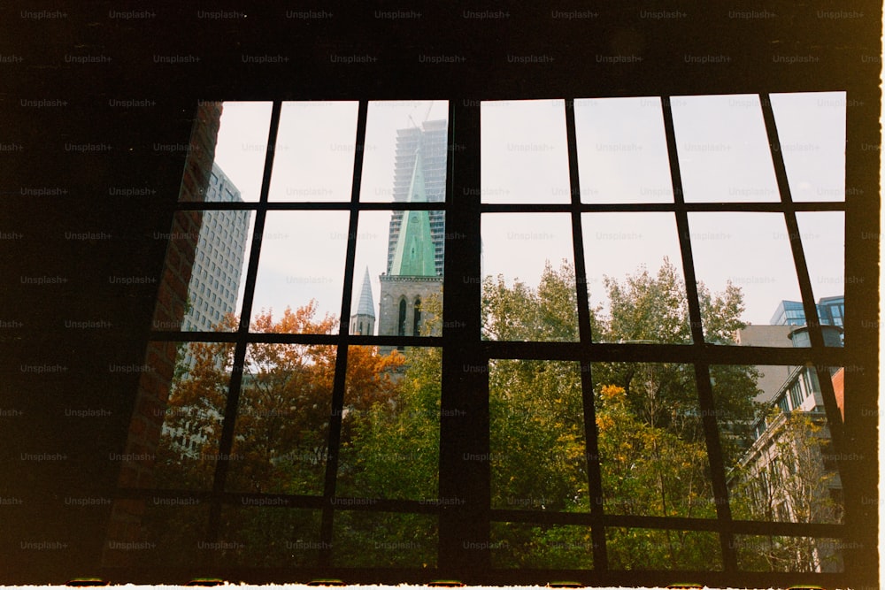 Blick auf ein Gebäude durch ein Fenster