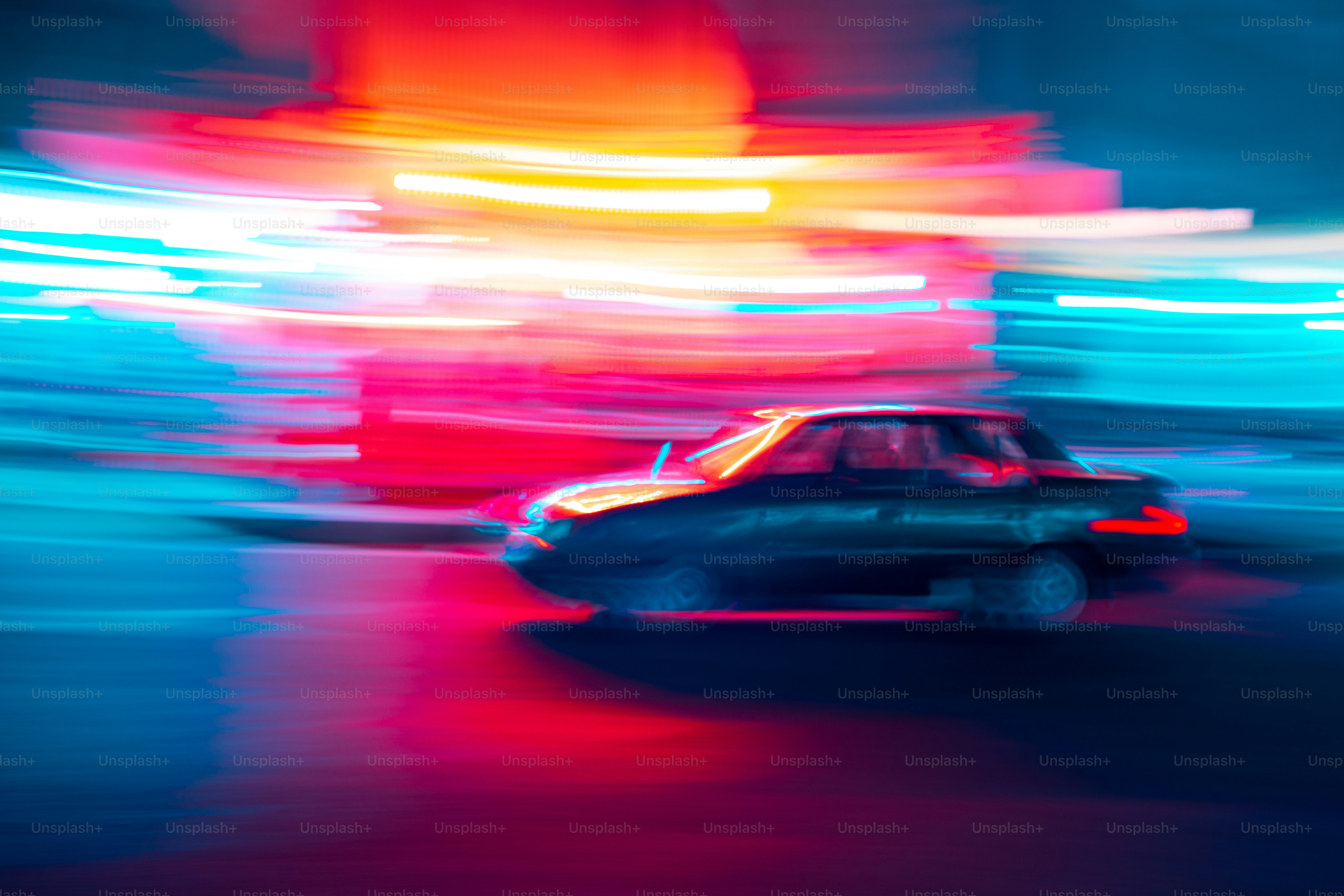 Abstraktes Foto mit einem Auto auf der Straße mit nächtlichen Lichtern der Stadt. Foto mit Langzeitbelichtung