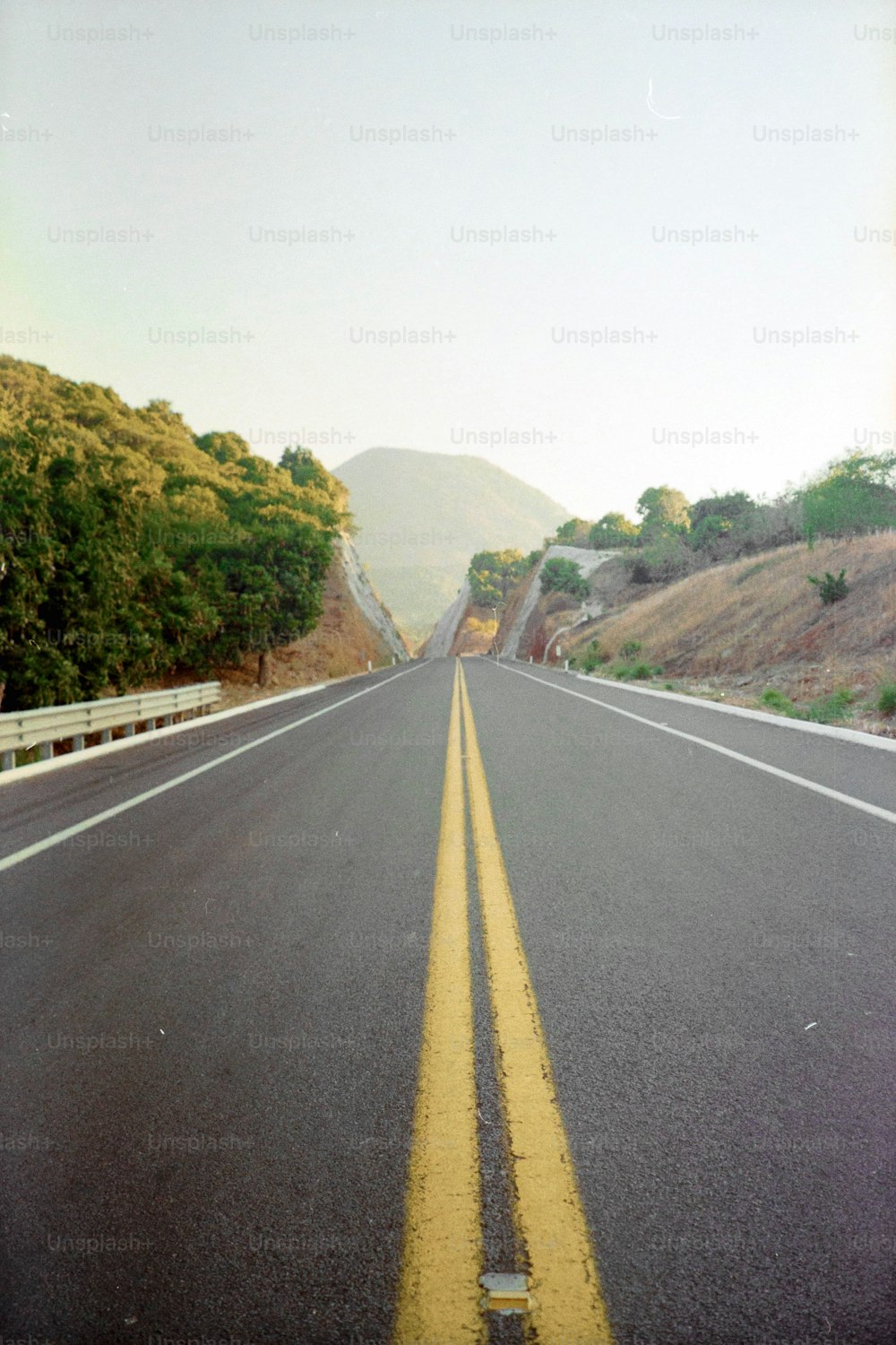 uma estrada com uma linha amarela ao lado dela