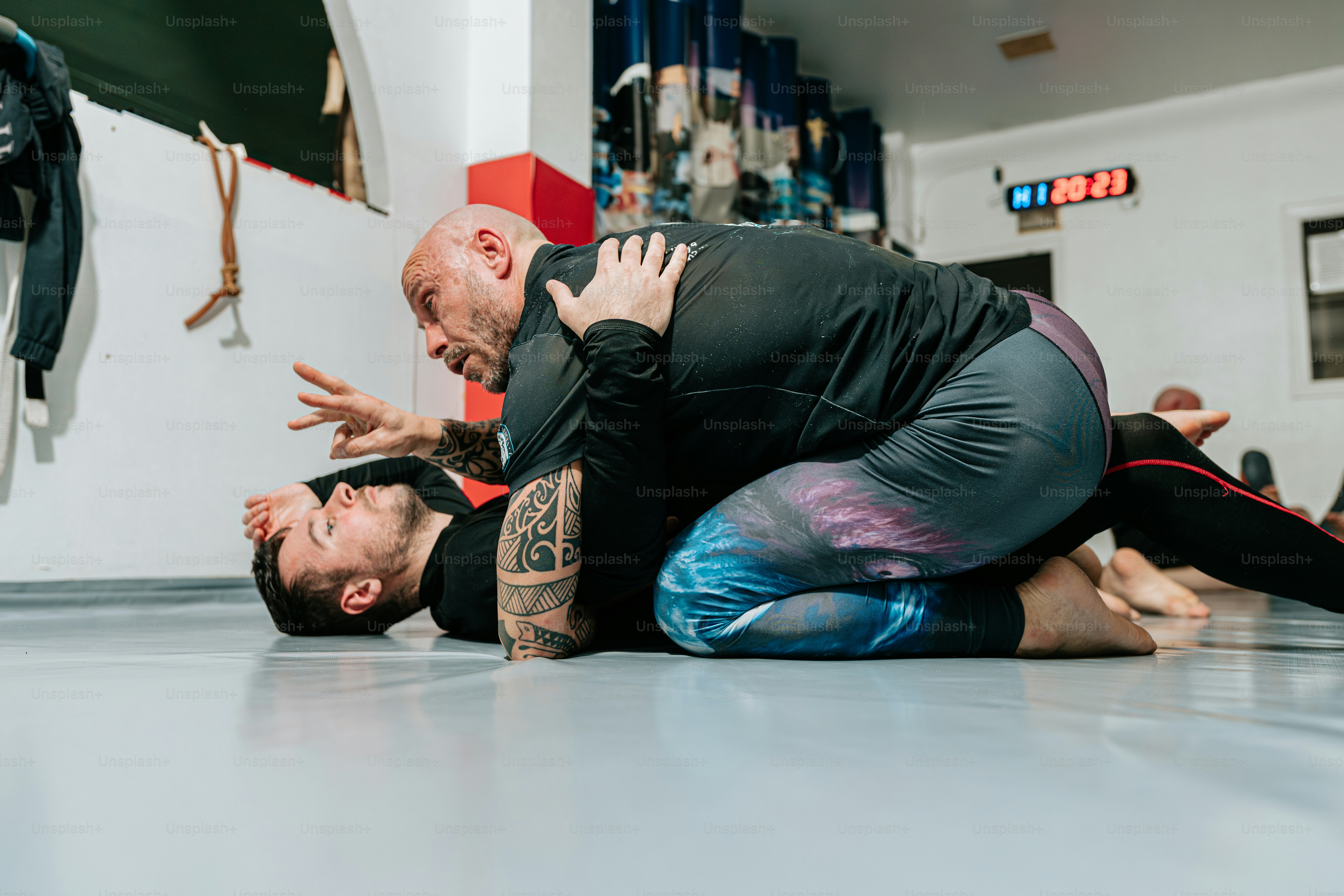 Deux hommes luttent dans un gymnase