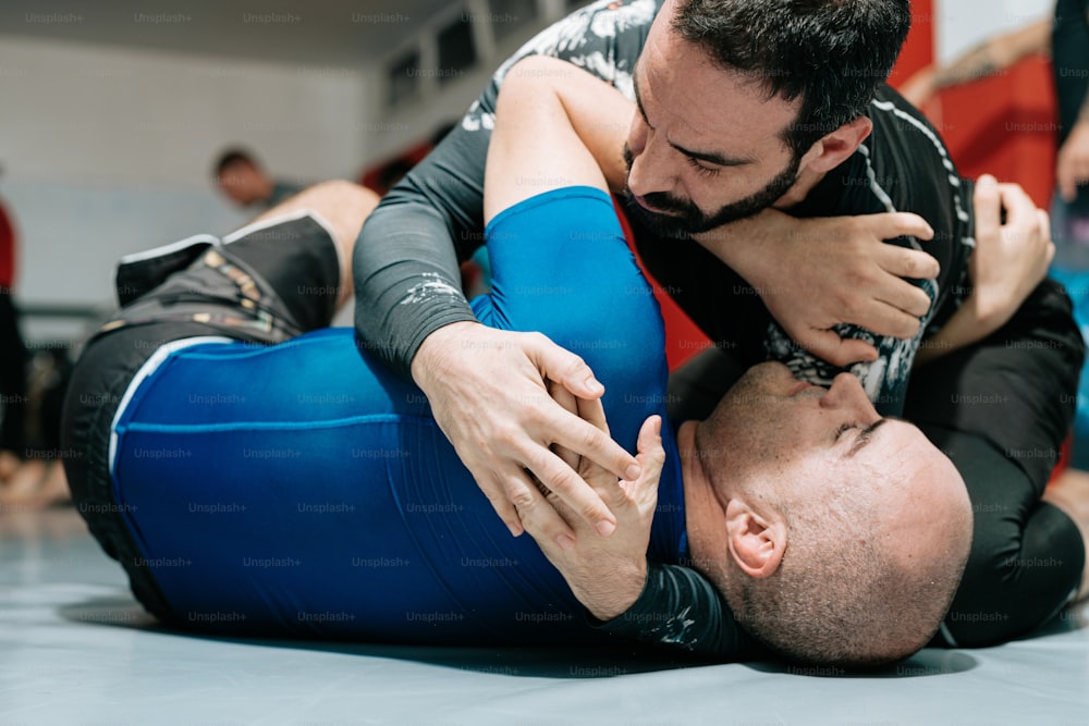 Un hombre luchando contra otro hombre en un ring de lucha libre