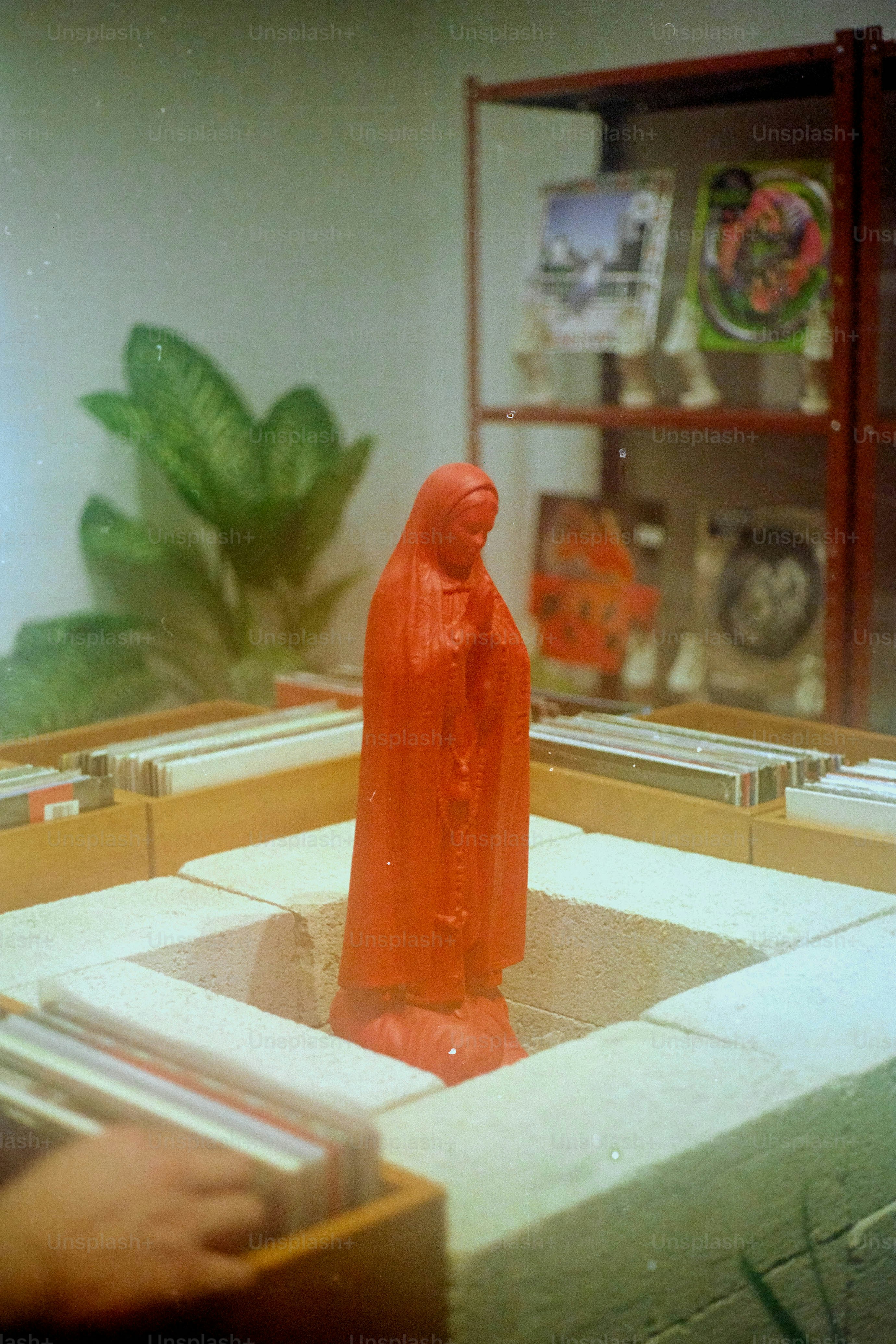 uma estátua de uma mulher em um vestido vermelho