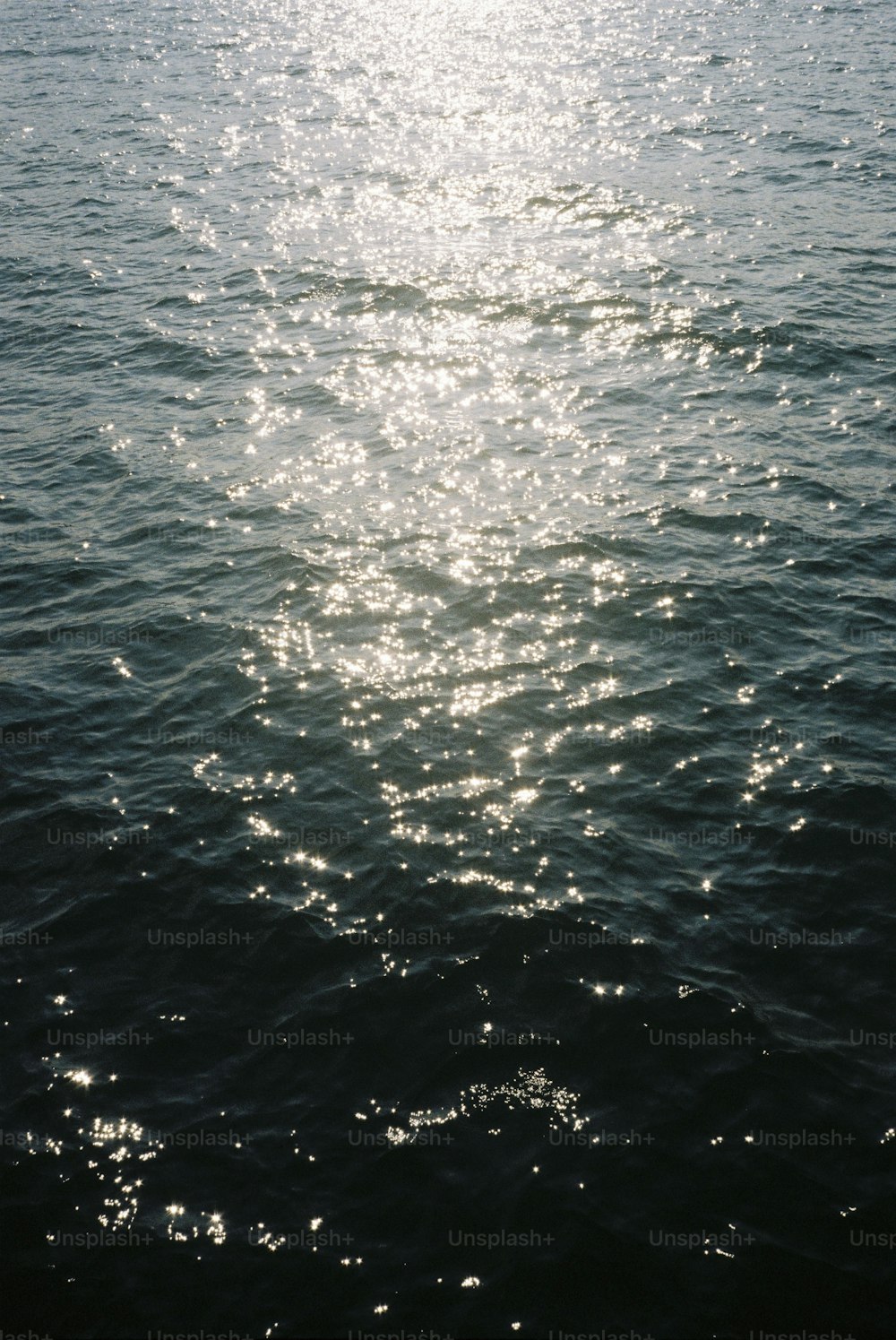Die Sonne scheint hell auf das Wasser