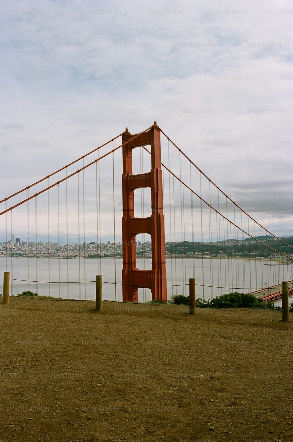 Uma vista da ponte Golden Gate do outro lado da baía