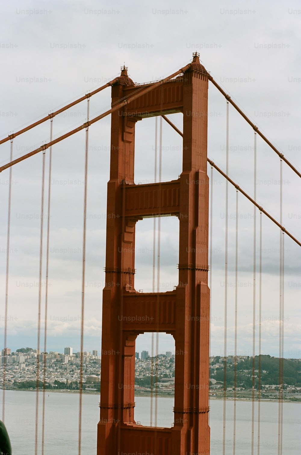Uma vista da ponte Golden Gate do outro lado da água