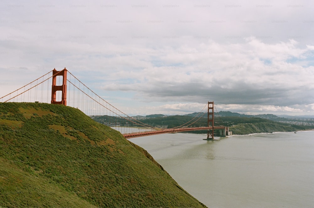 Uma vista da ponte Golden Gate do topo de uma colina