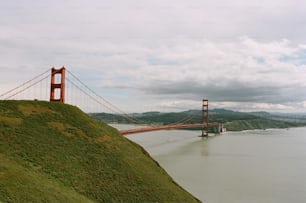 Una vista del puente Golden Gate desde lo alto de una colina