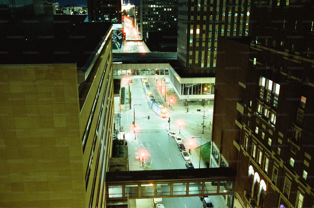 Una vista de una calle de la ciudad por la noche