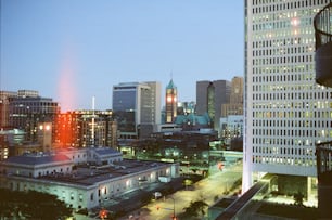 Una veduta di una città di notte da un grattacielo