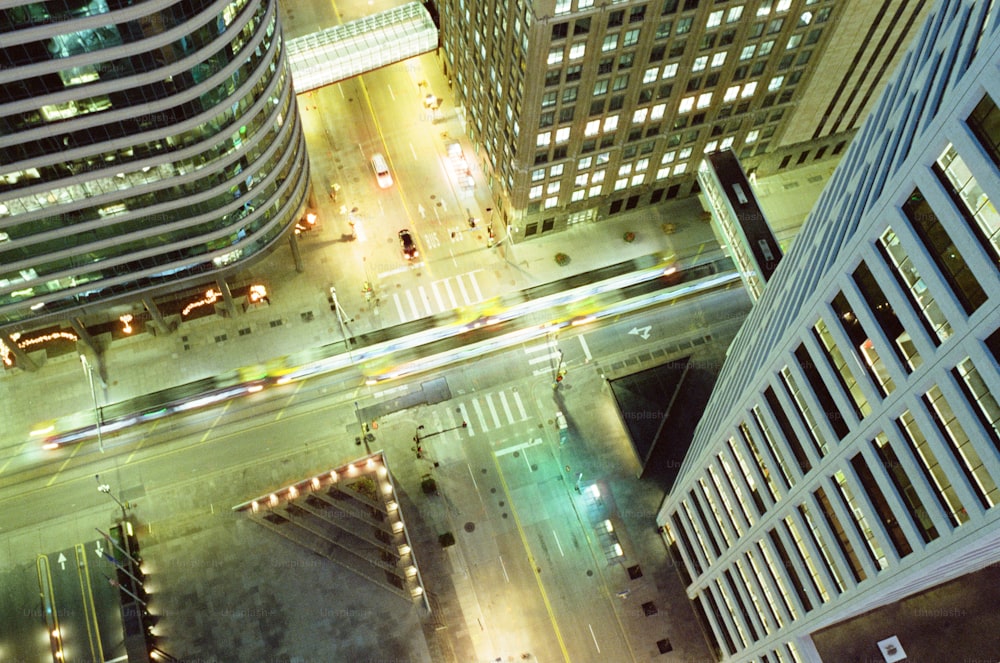 uma vista aérea de uma rua da cidade à noite