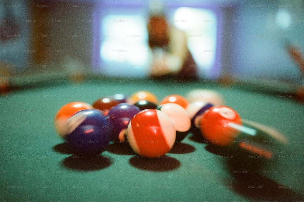 un grupo de bolas de billar sentadas encima de una mesa de billar