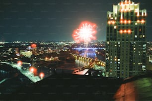 fogos de artifício são acesos no céu noturno acima de uma cidade