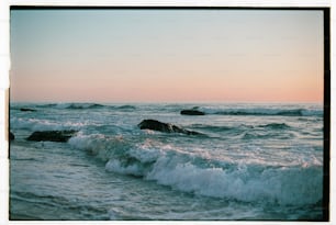 波が押し寄せる海の写真