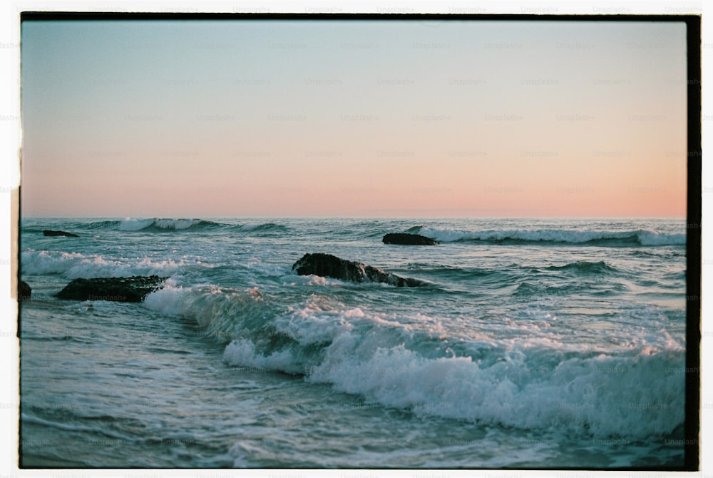 a picture of the ocean with waves coming in