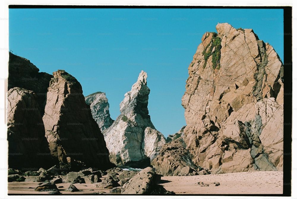 une grande formation rocheuse au milieu d’un désert
