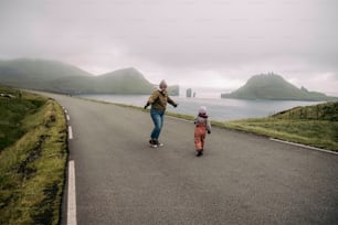 uma pessoa andando de skate ao lado de uma criança pequena