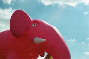 un gran globo de elefante rojo volando en el cielo