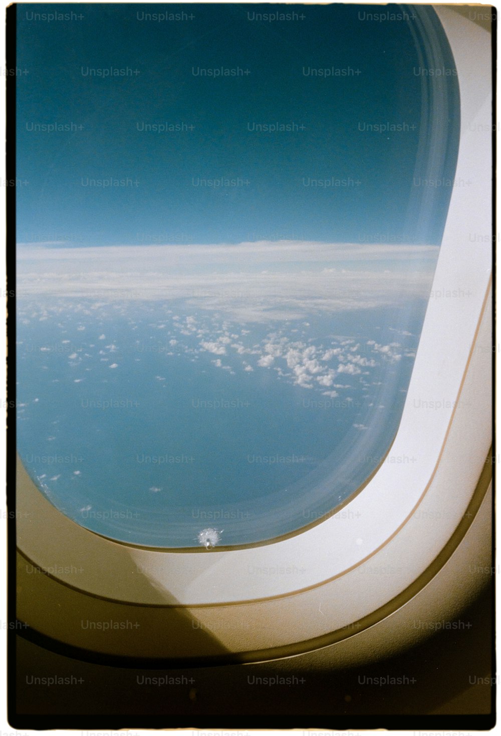 a view of the wing of an airplane