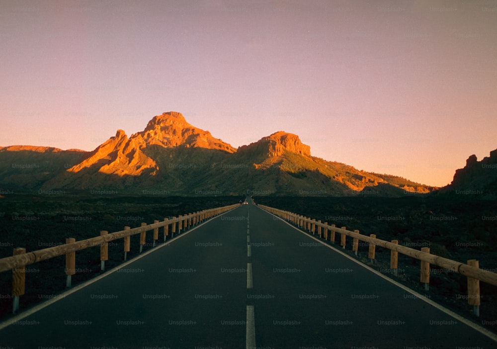 una strada con una montagna sullo sfondo