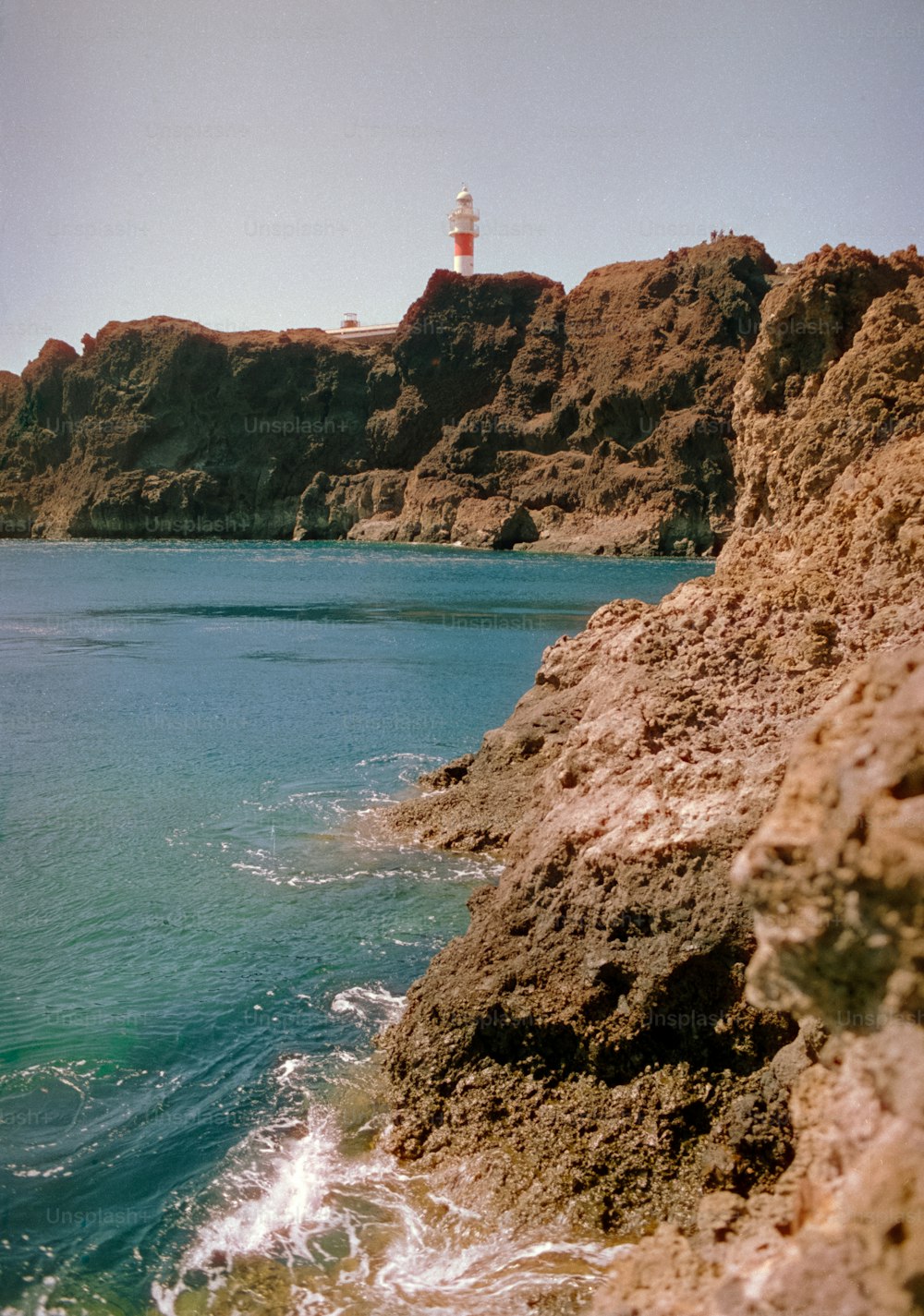 un phare au sommet d’un affleurement rocheux