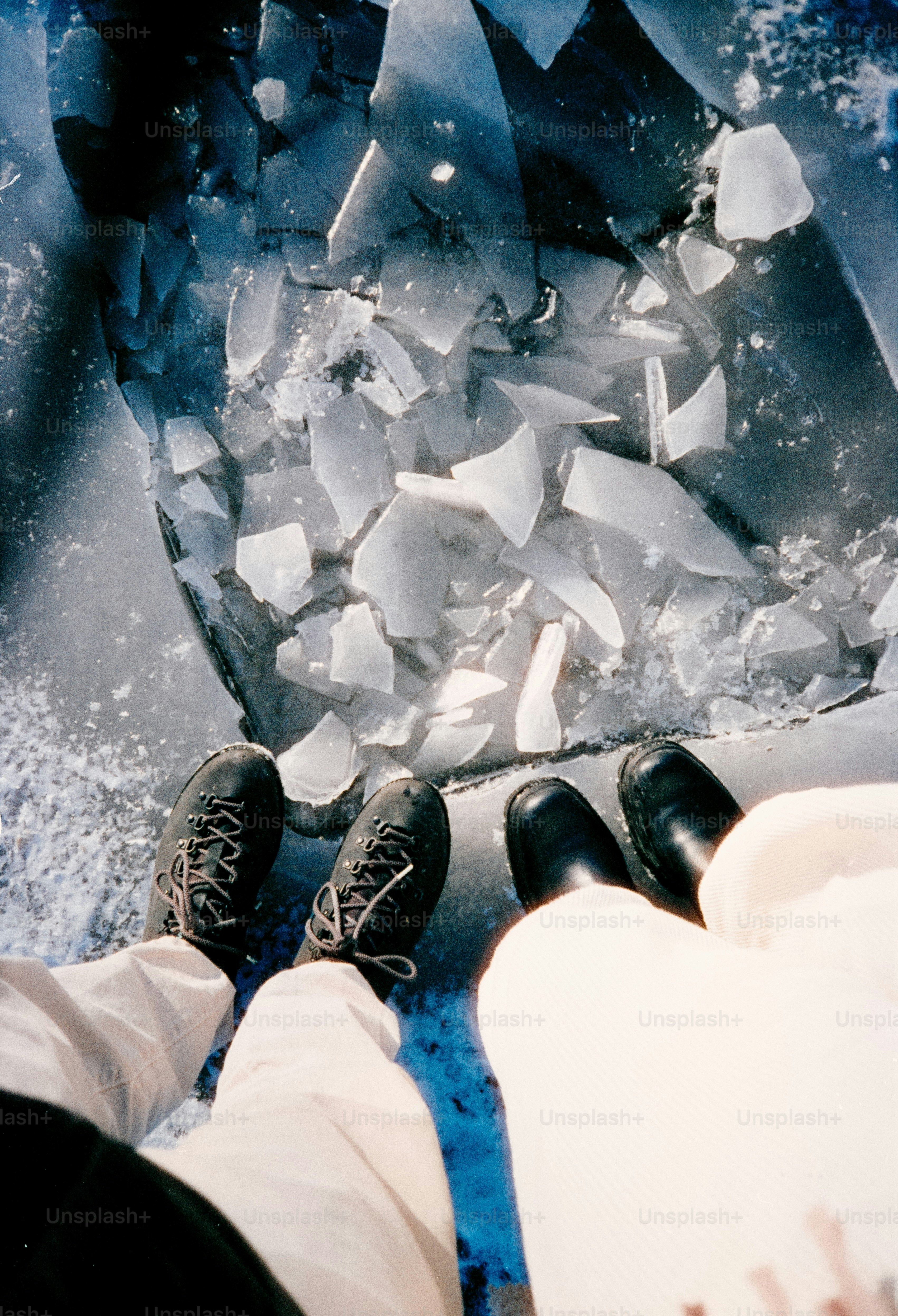un paio di persone in piedi l'una accanto all'altra