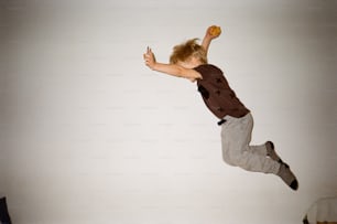 Um garoto está pulando no ar com um frisbee