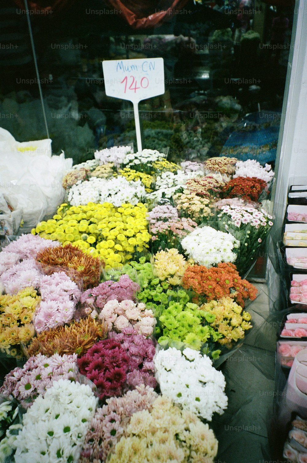 테이블 위에 있는 꽃 한 다발