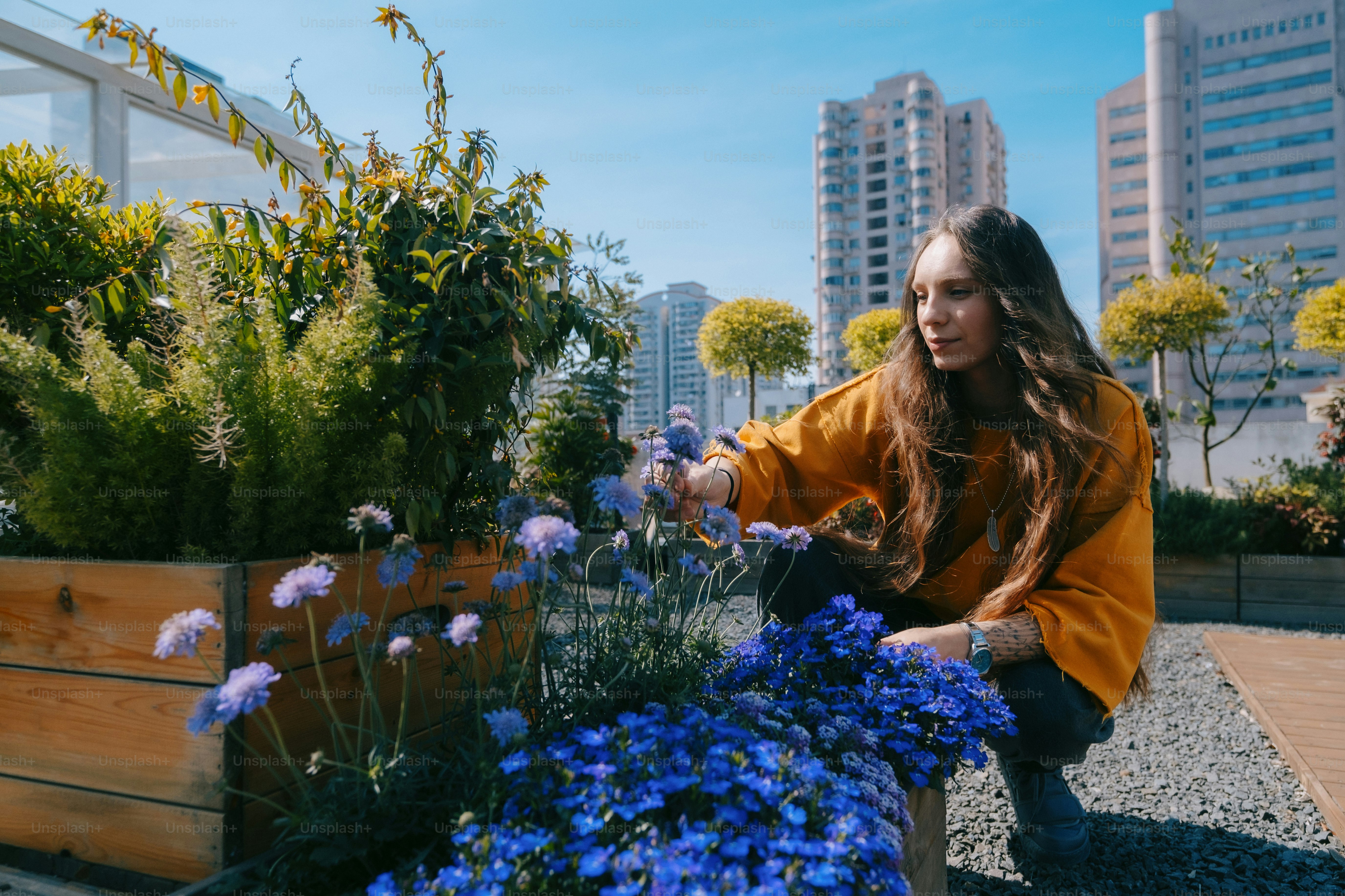 uma mulher ajoelhada ao lado de um ramo de flores