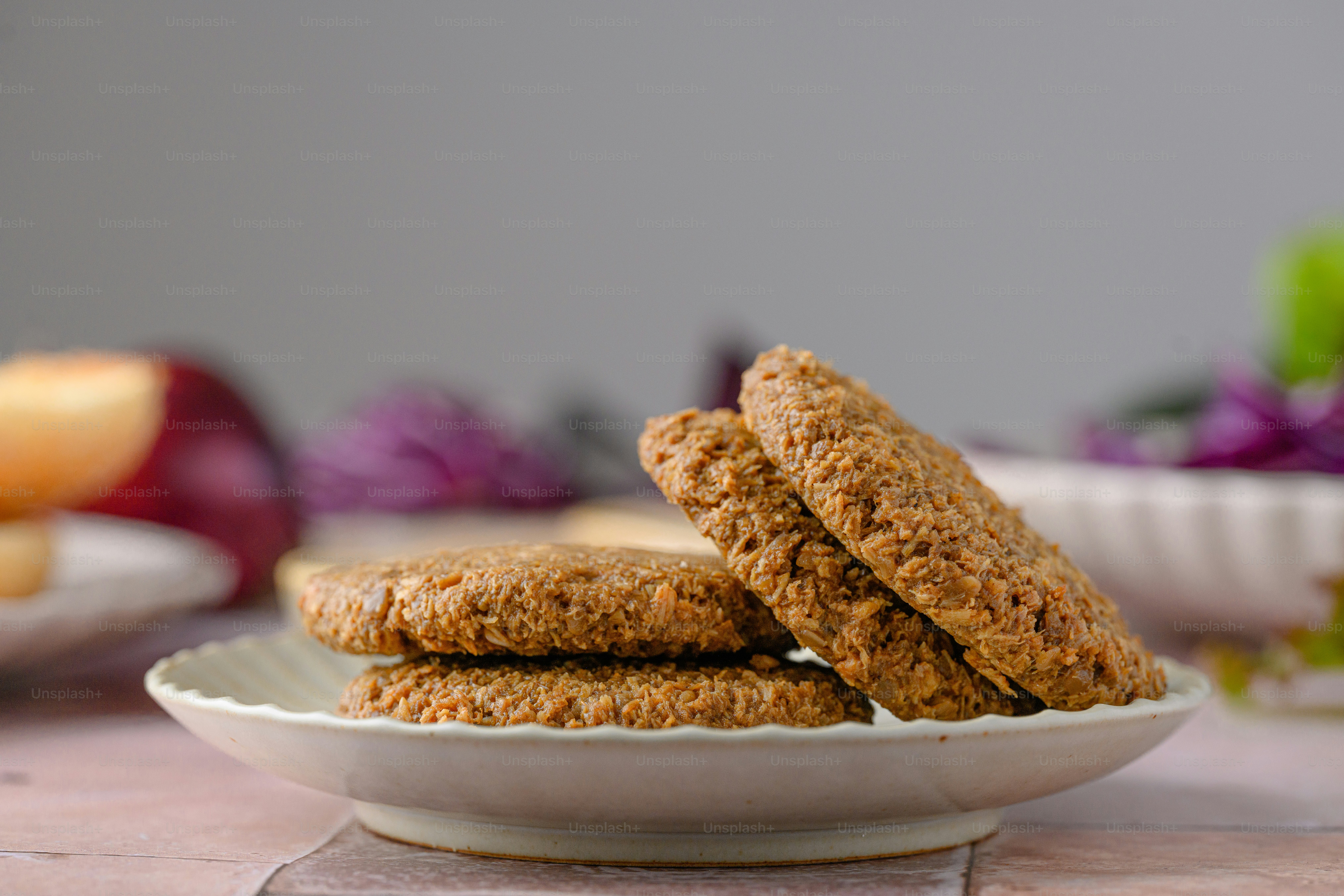 uma tigela branca cheia de biscoitos em cima de uma mesa