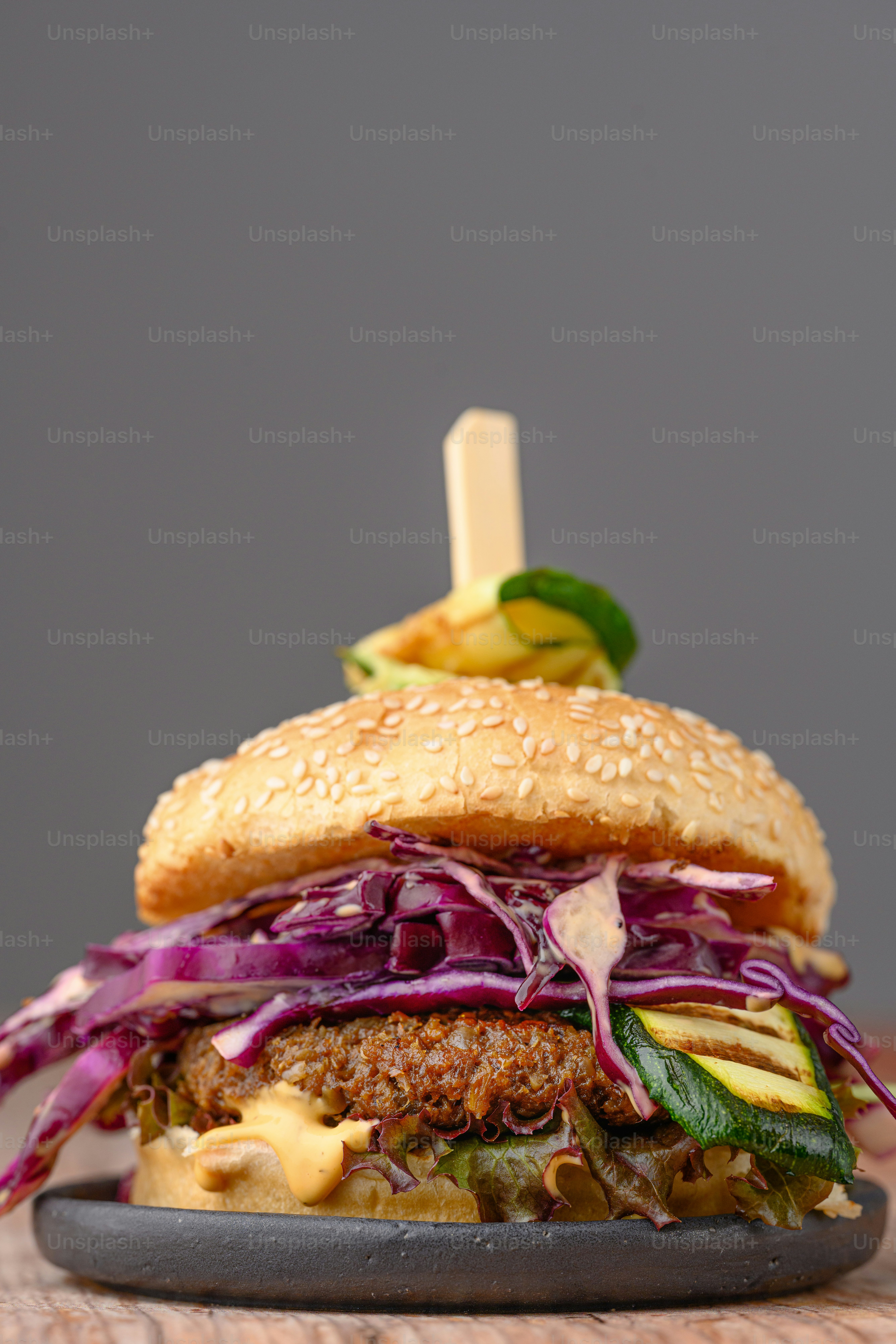 um sanduíche com carne, alface e queijo