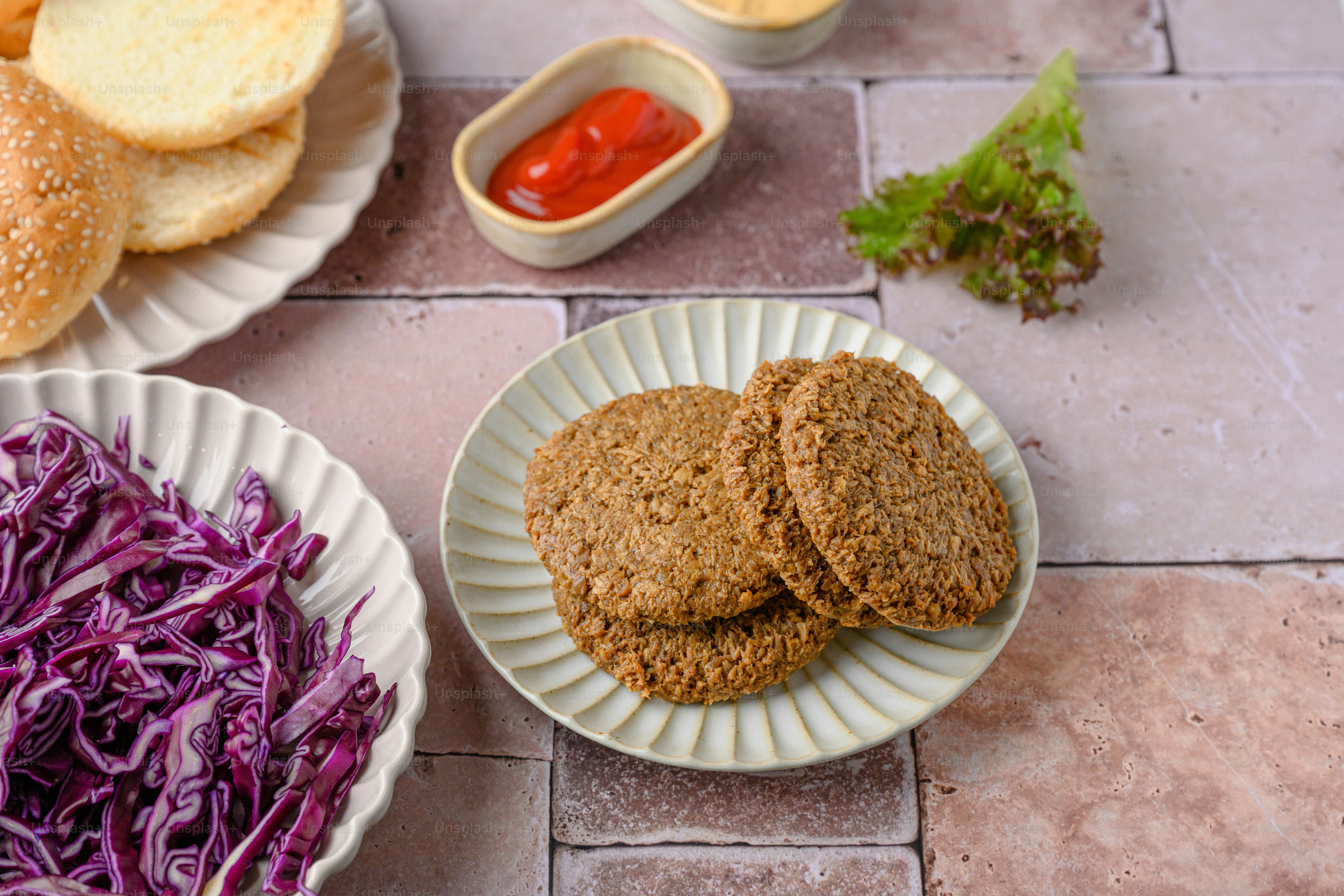 uma mesa coberta com pratos de comida ao lado de uma tigela de coleslaw