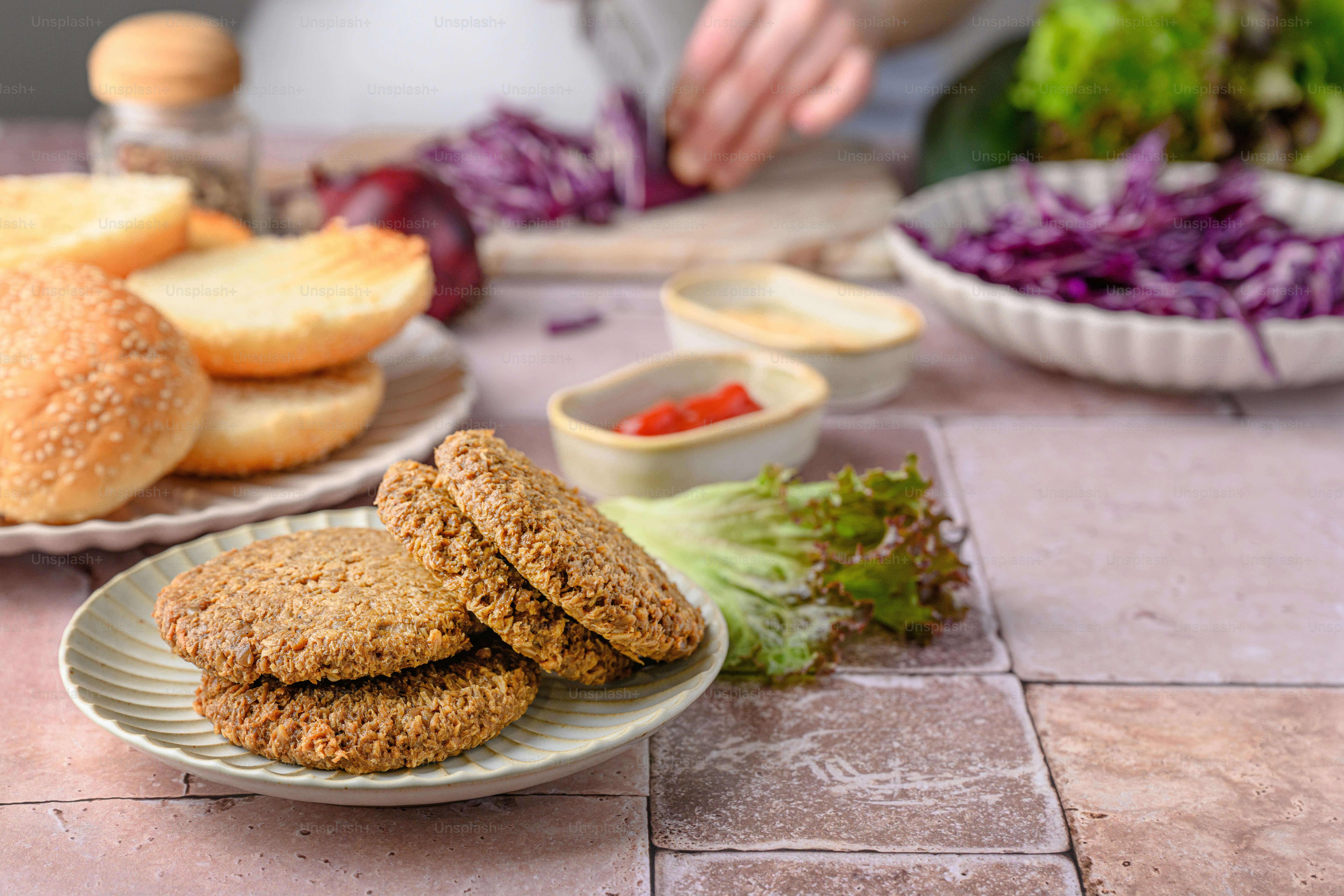 uma mesa coberta com pratos de comida ao lado de uma tigela de salada