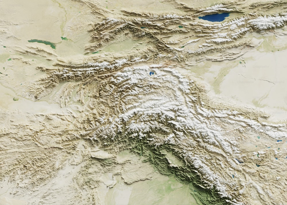 Una imagen satelital de una cadena montañosa cubierta de nieve