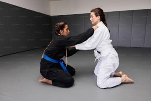 Due donne in abiti bianchi e neri stanno praticando karate