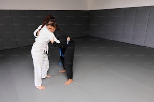 une femme en kimono et une femme en kimono noir