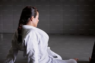una mujer con kimono sentada en el suelo