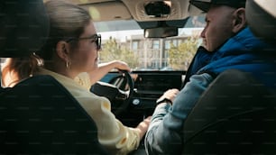 un uomo e una donna alla guida di un'auto