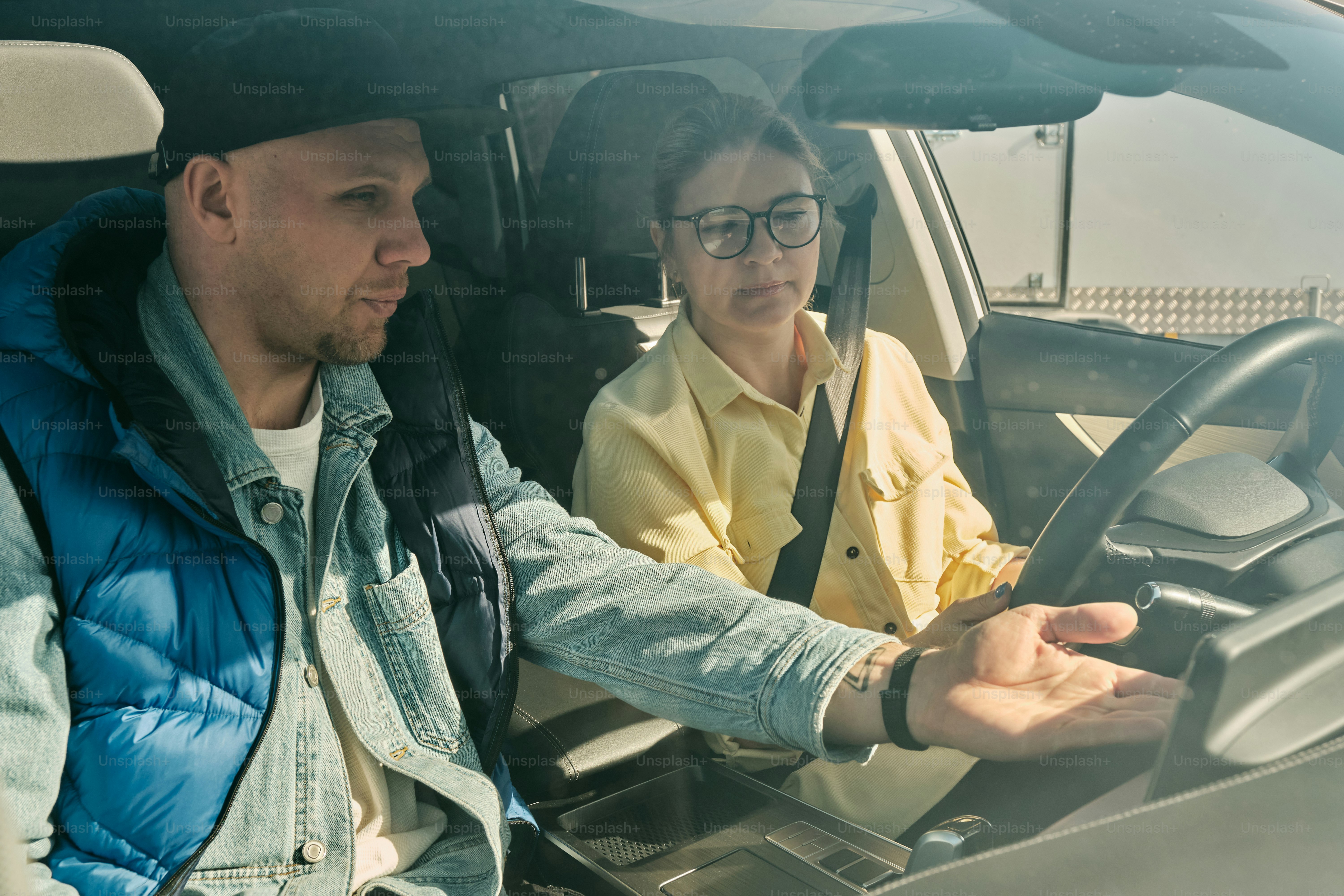 un hombre y una mujer sentados en un coche