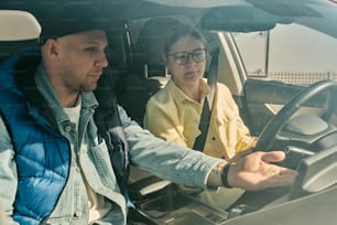 um homem e uma mulher sentados em um carro