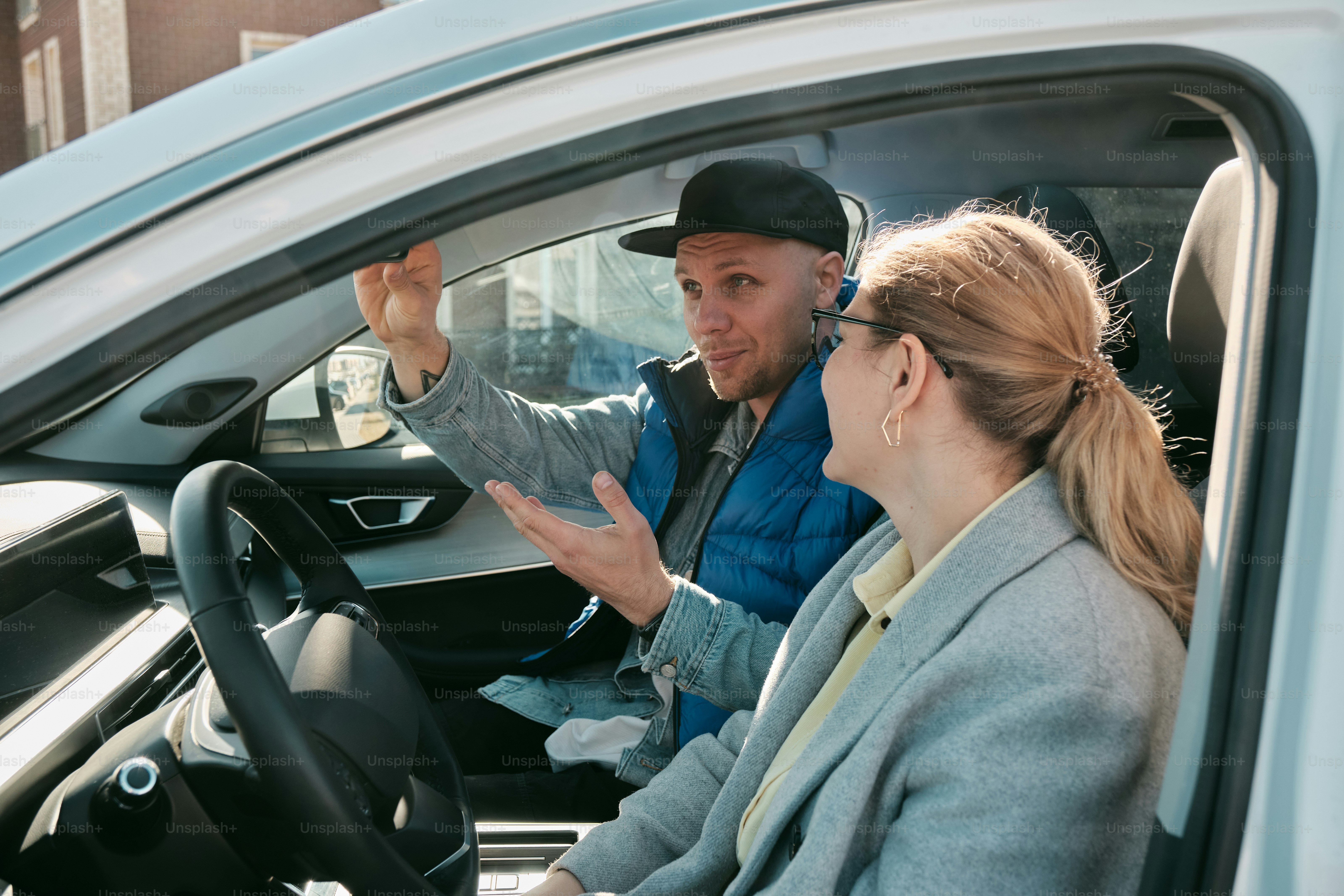 ein Mann und eine Frau sitzen in einem Auto